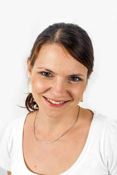 Retrato de una hermosa joven sobre fondo claro — Foto de Stock