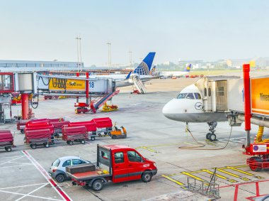 airbridge Hamburg, terminal 2 modern kapısında germ