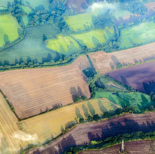 Vista aérea de campos verdes e encostas — Fotografia de Stock