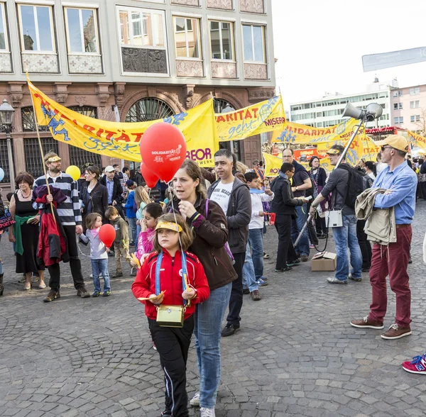 Děti na jejich první přijímání volání pro solidaritu se všemi c — Stock fotografie