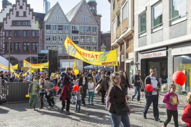 çocuklar onların ilk cemaat, tüm c ile dayanışma çağrısı