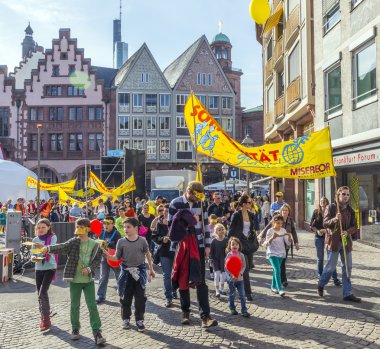 çocuklar onların ilk cemaat, tüm c ile dayanışma çağrısı