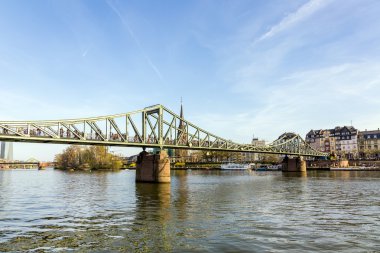 insanlar köprü eiserner steg Frankfurt ana Nehri ile