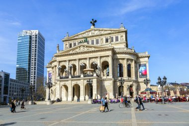 insanlara opernplatz önünde frankfurt eski opera