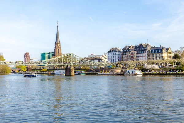 Personas en puente eiserner steg en Frankfurt con el río Main — Foto de Stock