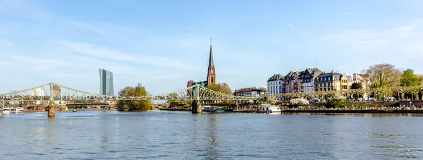 Personas en puente eiserner steg en Frankfurt con el río Main — Foto de Stock