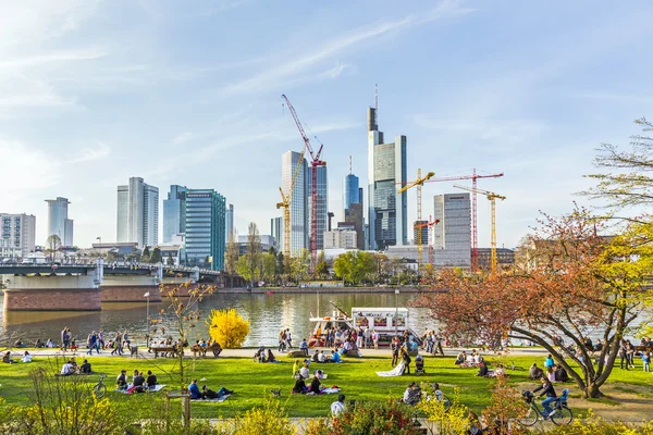 As pessoas desfrutam do primeiro dia quente de primavera em Frankfurt — Fotografia de Stock