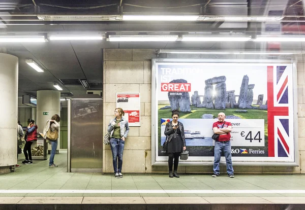 Insan metroya istasyonunda tren için bekleyin. — Stok fotoğraf