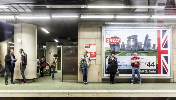 Mensen wachten in het metrostation voor de trein — Stockfoto