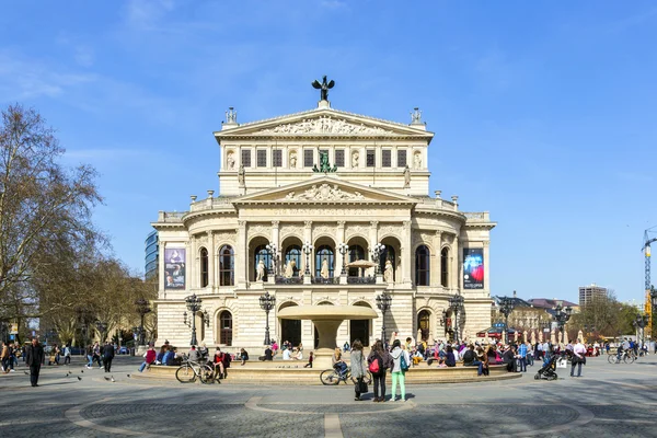 Persone a opernplatz di fronte alla vecchia opera di Francoforte — Foto Stock