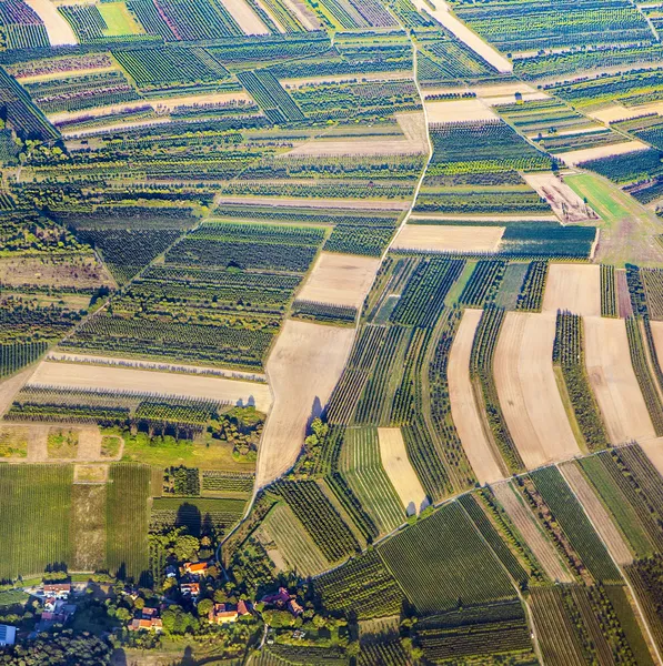 Vista aérea de campos verdes y pendientes — Foto de Stock