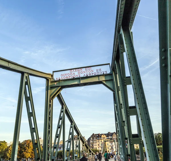 Människor på eiserner steg i frankfurt — Stockfoto