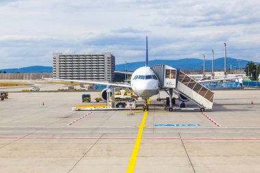 lufthansa uçağı önlük otopark 