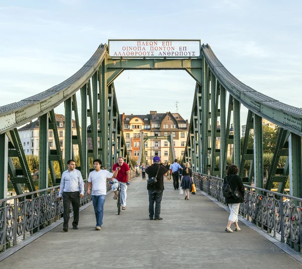 Människor på eiserner steg i frankfurt — Stockfoto