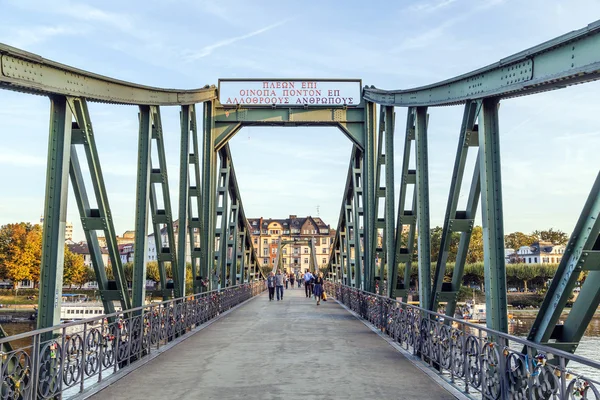 Mensen in eiserner steg in frankfurt — Stockfoto