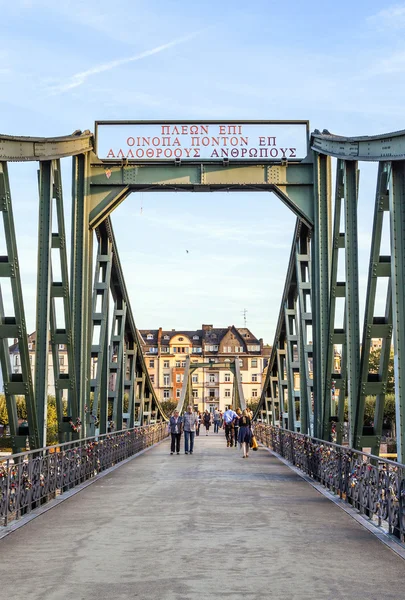 Menschen am eiserner steg in frankfurt — Stockfoto