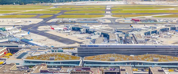 Luchtfoto van luchthaven frankfurt met terminal 1 — Stockfoto