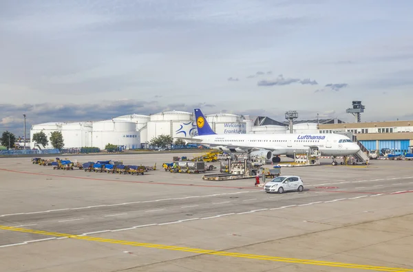 Lufthansa uçağı önlük otopark — Stok fotoğraf