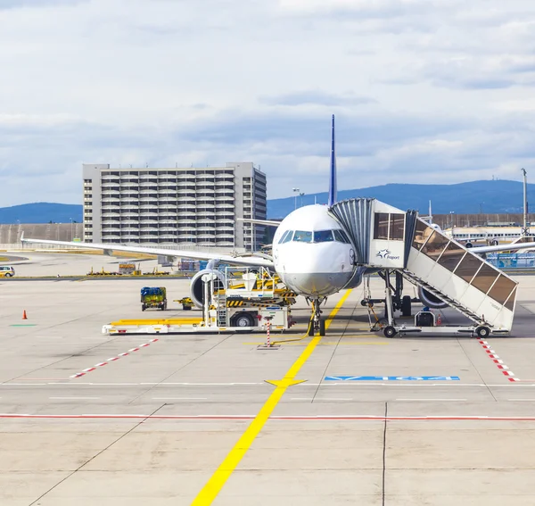 Lufthansa estacionamiento de aviones en el delantal — Foto de Stock