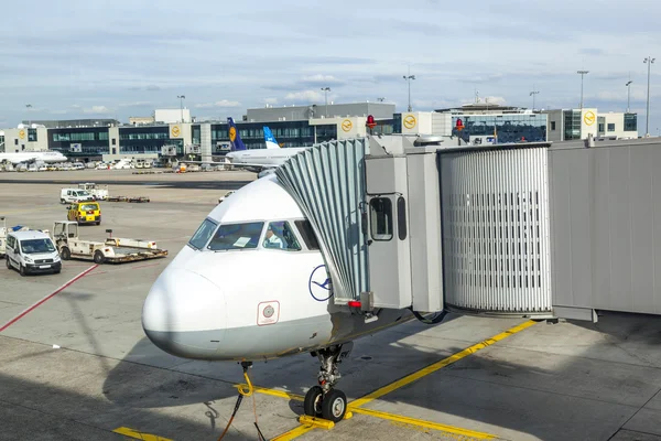 Lufthansa letadla parkování na odbavovací ploše — Stock fotografie