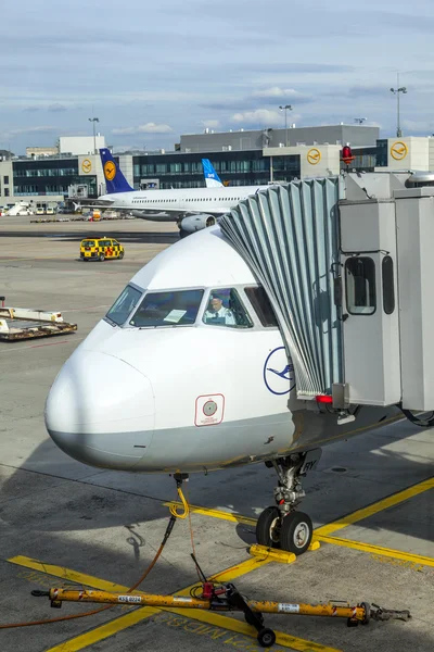 Lufthansa vliegtuig parkeren bij het schort — Stockfoto