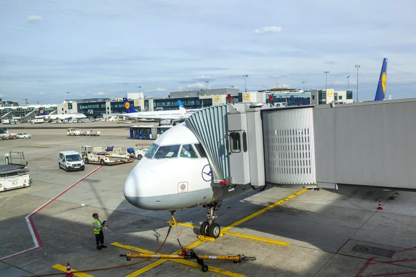 Lufthansa estacionamento de aeronaves no avental — Fotografia de Stock