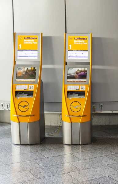 Self check-in-maskiner på Frankfurts internationella flygplats — Stockfoto