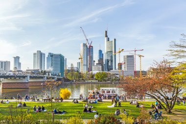 İnsanların ilk ılık bahar günü frankfurt zevk.