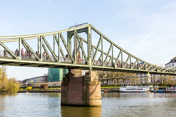 Persone a ponte eiserner steg a Francoforte con il fiume Meno — Foto Stock