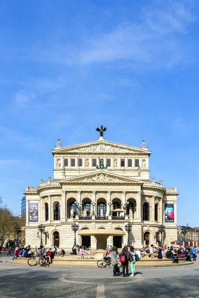 People at opernplatz in front of Frankfurt old opera — Stock Photo, Image