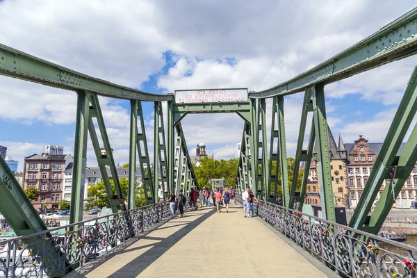 Menschen auf Brücke eiserner steg in frankfurt. — Stockfoto