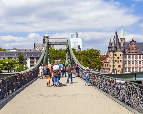 Personas en bridge eiserner Steg en Frankfurt, Alemania . — Foto de Stock