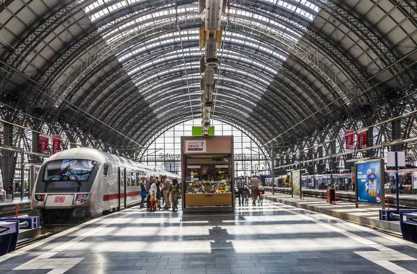 Frankfurt Merkez İstasyonu'nun içinde — Stok fotoğraf