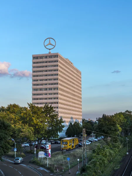 Bild av mercedes benz logo på taket av en hög upphov bu — Stockfoto