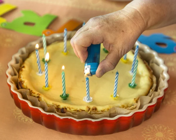 Gâteau d'anniversaire avec beaucoup de bougies — Photo