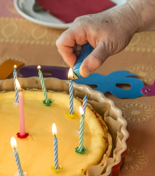 De cake van de kindverjaardag met veel kaarsen — Stockfoto