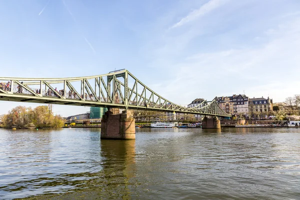 Rivier belangrijkste met brug eiserner steg — Stockfoto