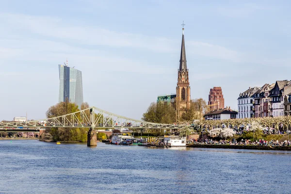 Skyline di Francoforte con il fiume Meno — Foto Stock