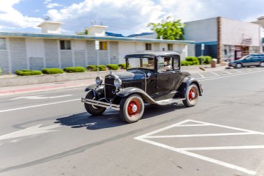 ford eski model araba sokaklarında Sürüş