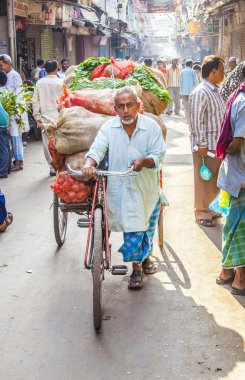 Rickshaw sürücü sebze erken sabah markette taşımaları