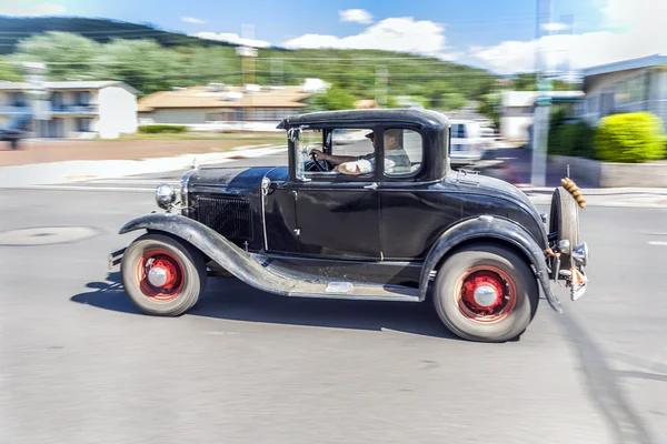 Ford vintage bil som kör genom gatorna — Stockfoto