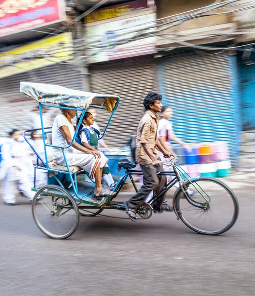 Riksja rider transports passagier vroege ochtend in delhi — Stockfoto