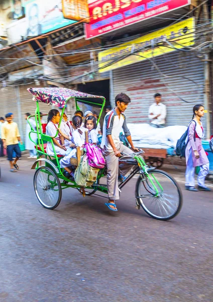 Rickshaw cavaleiro transporta passageiros no início da manhã em Delhi — Fotografia de Stock