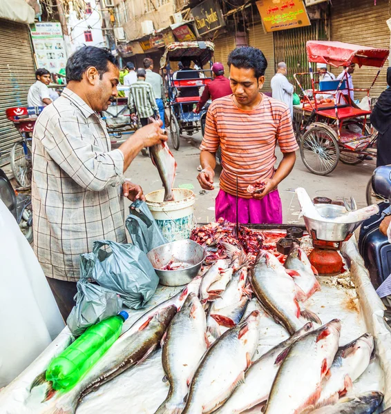 Selling fish on fish market in New Delhi — Stock Photo, Image