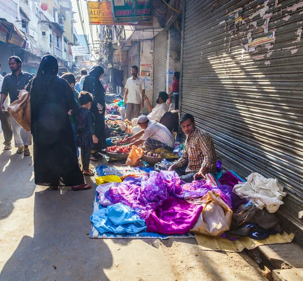 Man sells fruits at the vegetable street market in Delhi — Stock Photo, Image