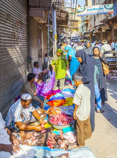 Man sells fruits at the vegetable street market in Delhi — Stock Photo, Image