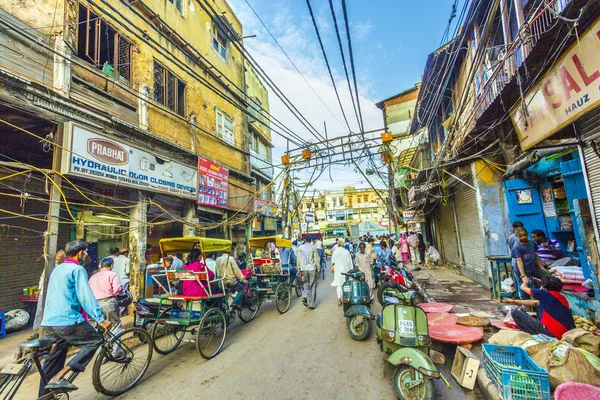 Mensen met riksja's op chawri Bazaar — Stockfoto