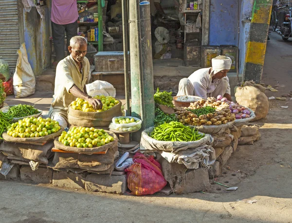 Человек, продающий овощи на Chawri Bazar в Дели, Индия Стоковое Фото