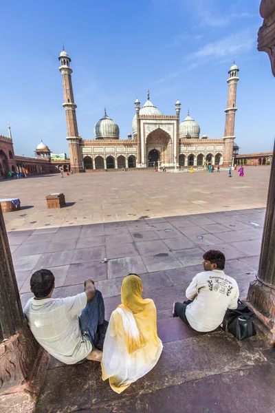 Familie berust in jama masjid moskee, oude delhi, india. — Stockfoto