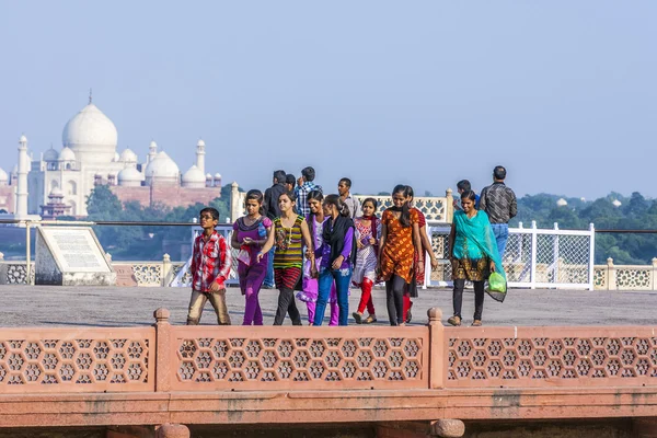 La gente visita il forte rosso di Agra — Foto Stock